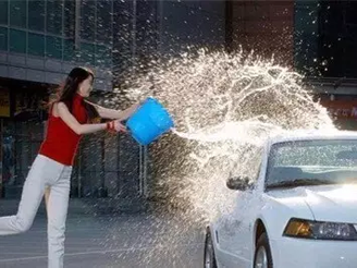 夏天這樣洗車會傷車漆，你知道嗎？